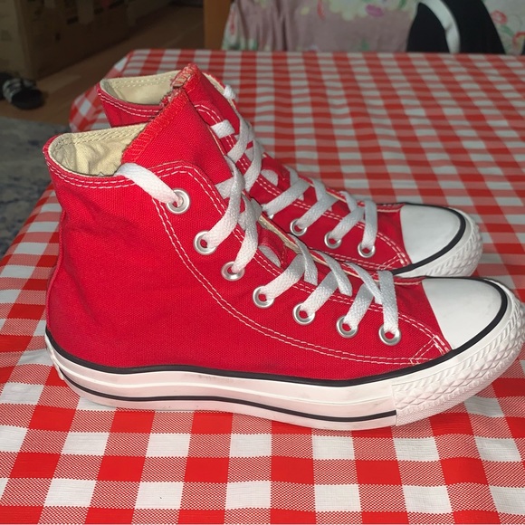SOLD Converse Chuck Taylor All Star Classic high Top Converse Red Women’s size 6 - Picture 2 of 9